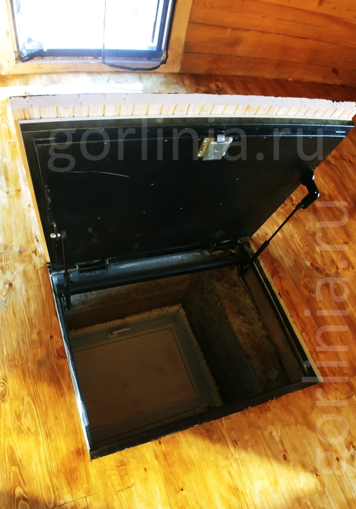 Скрытый под доску деревянный люк в подвал